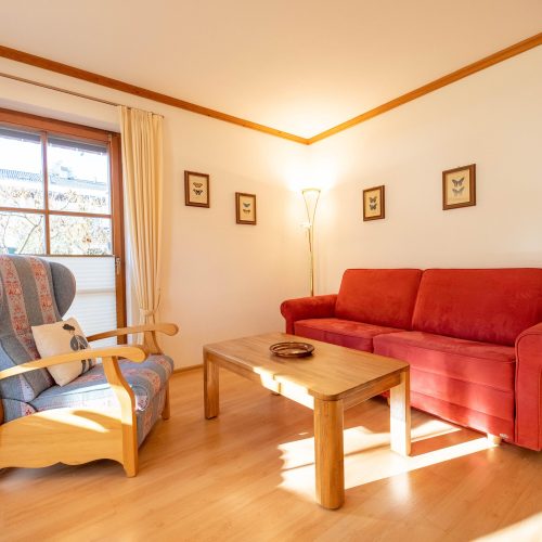 Wohnzimmer mit einem Holztisch in Ferienwohnung in Garmisch-Partenkirchen