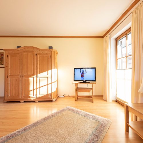 Wohnbereich mit einem großen Schrank in Ferienwohnung in Garmisch-Partenkirchen