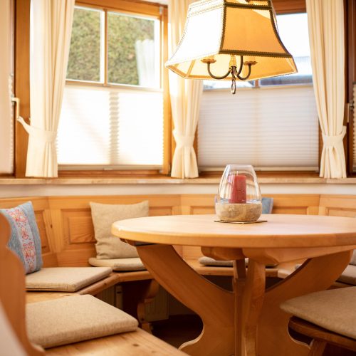 Esstisch mit Sitzmöglichkeiten in Ferienwohnung in Garmisch-Partenkirchen