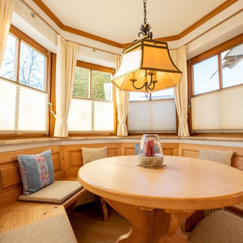 Esstisch mit Dekoration in Ferienwohnung in Garmisch-Partenkirchen