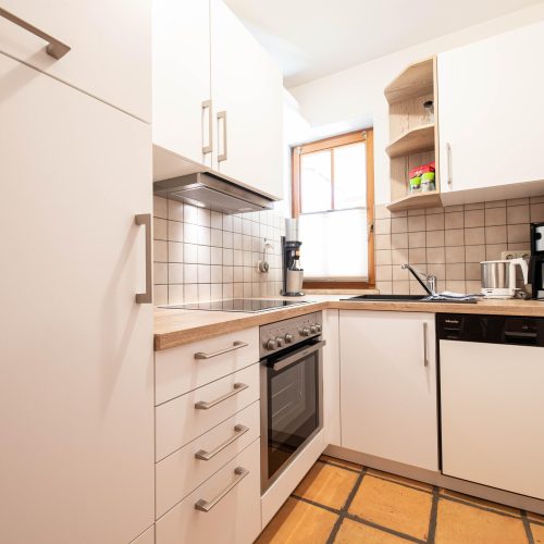 Küche mit beige/braunem Boden in Ferienwohnung in Garmisch-Partenkirchen