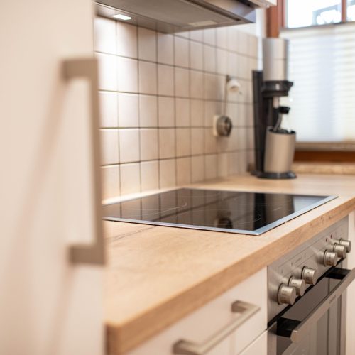 Küche mit einem Herd und Backofen in Ferienwohnung in Garmisch-Partenkirchen