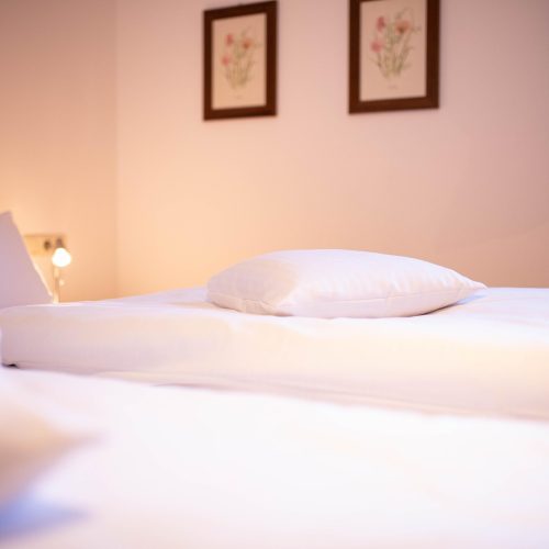 Schlafzimmer mit vielen Kissen in Ferienwohnung in Garmisch-Partenkirchen