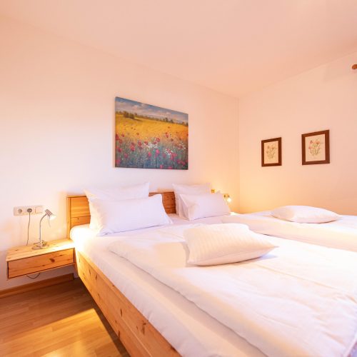 Schlafbereich mit Nachttisch in Ferienwohnung in Garmisch-Partenkirchen