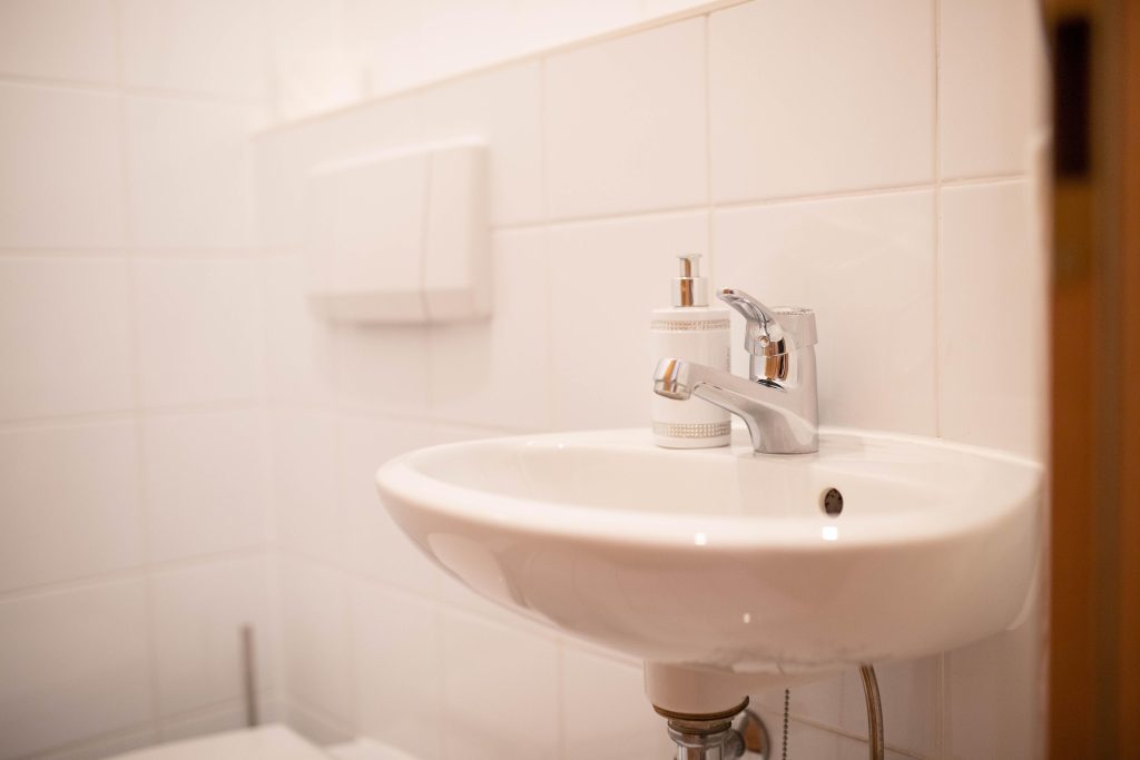 Waschbecken mit einem Seifenspender  in Ferienwohnung in Garmisch-Partenkirchen