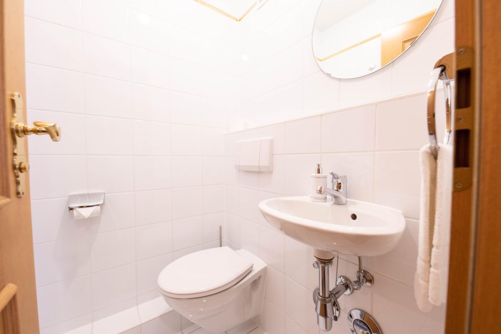Eingang zum Bad  in Ferienwohnung in Garmisch-Partenkirchen