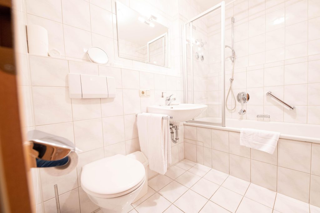 Badezimmer mit einem Spiegel  in Ferienwohnung in Garmisch-Partenkirchen