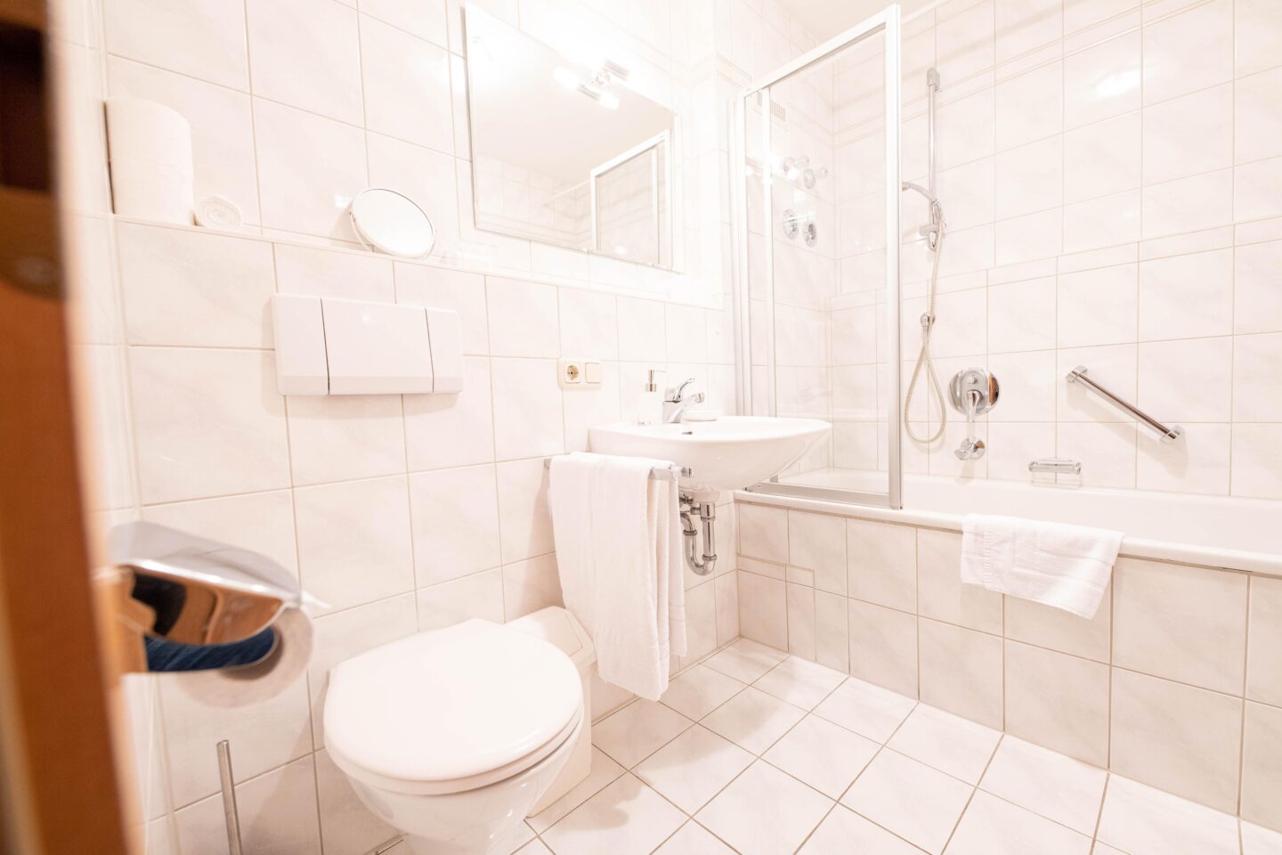 Badezimmer mit einem Spiegel in Ferienwohnung in Garmisch-Partenkirchen