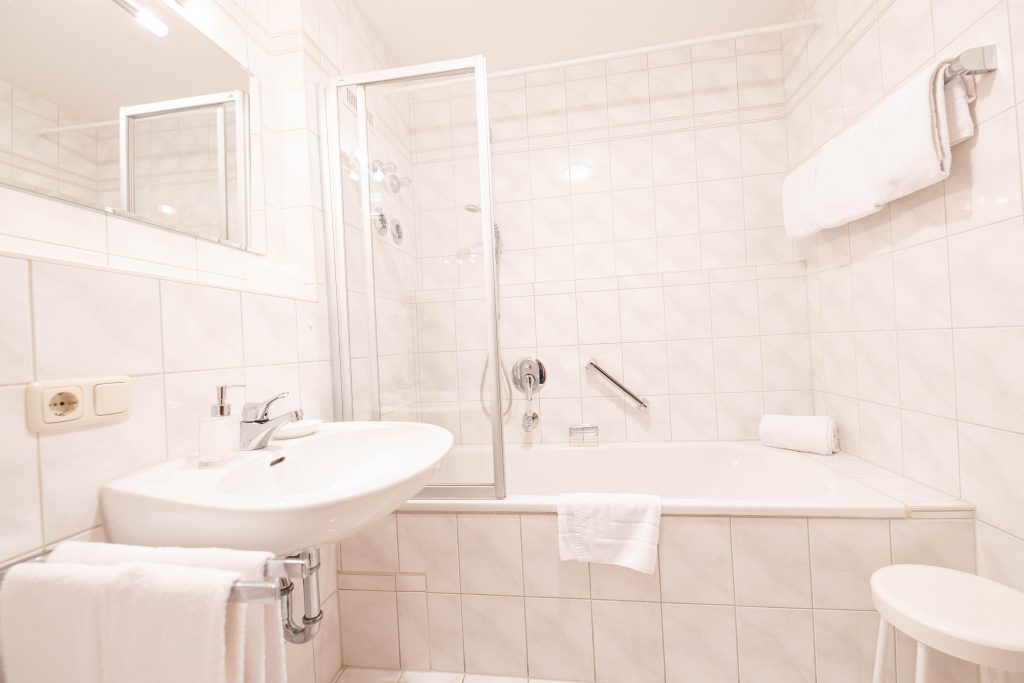 Badezimmer mit einem Hocker  in Ferienwohnung in Garmisch-Partenkirchen