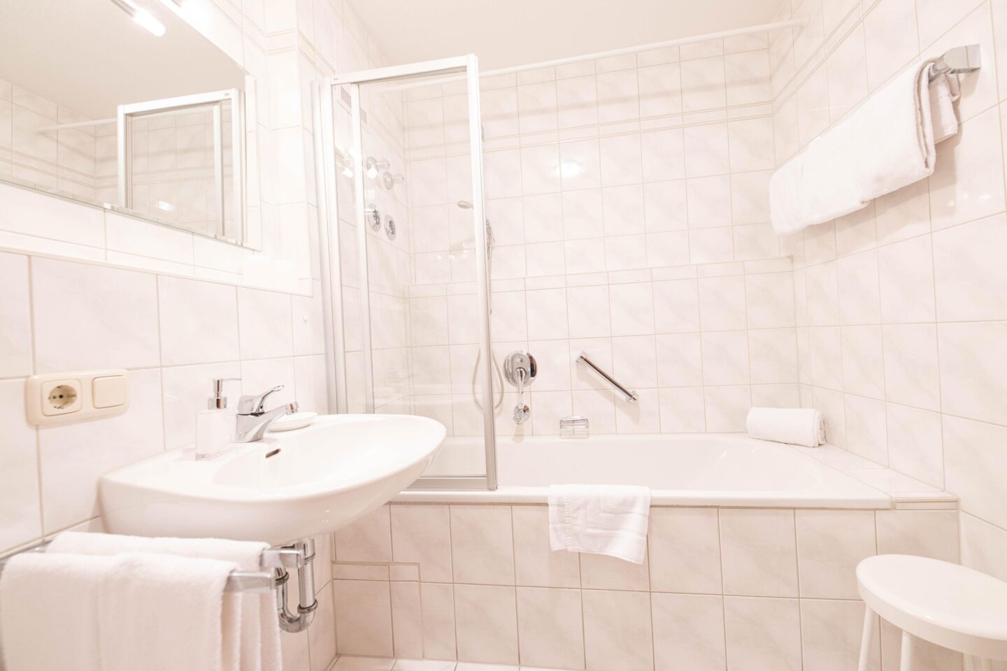 Badezimmer mit einem Hocker in Ferienwohnung in Garmisch-Partenkirchen