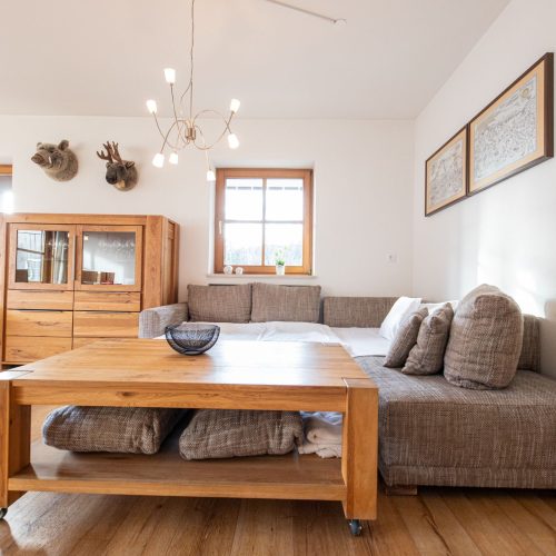 Ecktisch mit Rädern in Ferienwohnung in Garmisch-Partenkirchen