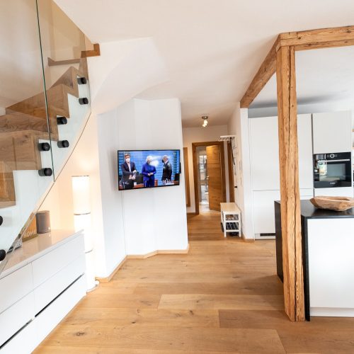 Treppe in einem warmen Holzton in Ferienwohnung in Garmisch-Partenkirchen