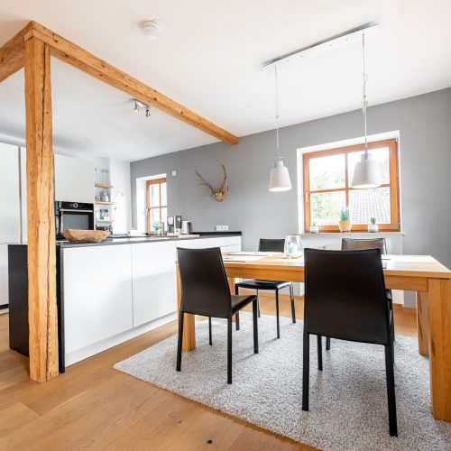 Essbereich mit grauem flauschigen Teppich in Ferienwohnung in Garmisch-Partenkirchen