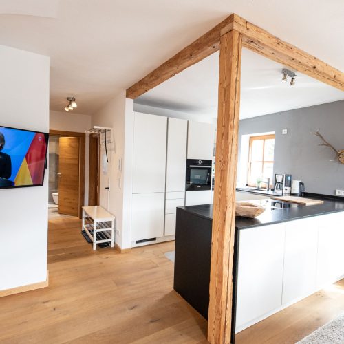 Durchgang von der offenen Küche zum Badezimmer in Ferienwohnung in Garmisch-Partenkirchen