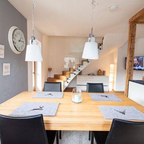 Essbereich mit Uhr in Ferienwohnung in Garmisch-Partenkirchen