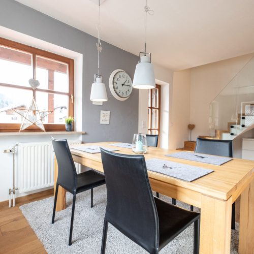 Essbereich mit schwarzen Stühlen in Ferienwohnung in Garmisch-Partenkirchen