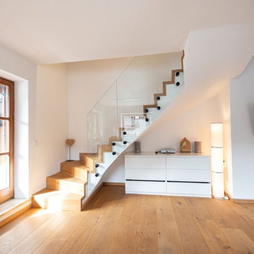 Treppe und Stehlampe in Ferienwohnung in Garmisch-Partenkirchen