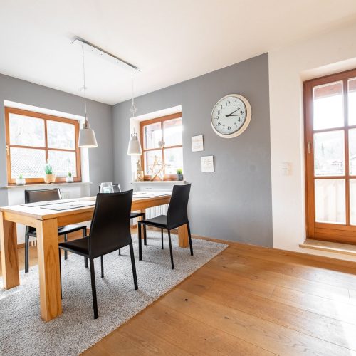 Essbereich mit einer Tür zum Balkon in Ferienwohnung in Garmisch-Partenkirchen