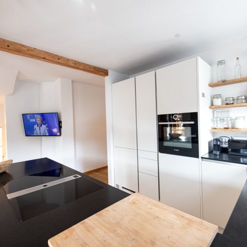 Küche mit Regalböden in Ferienwohnung in Garmisch-Partenkirchen