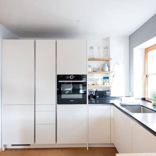 Küche mit viel Stauraum in Ferienwohnung in Garmisch-Partenkirchen