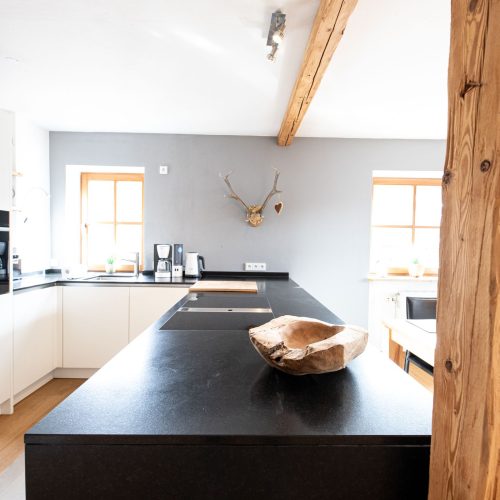 Küche mit großer Arbeitsplatte in Ferienwohnung in Garmisch-Partenkirchen