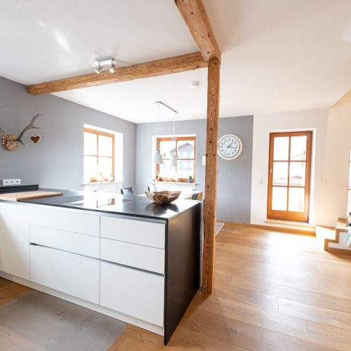 offene Küche mit Treppe in Ferienwohnung in Garmisch-Partenkirchen