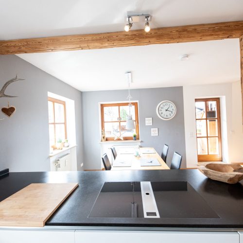 offene Küche mit Holzbalken in Ferienwohnung in Garmisch-Partenkirchen