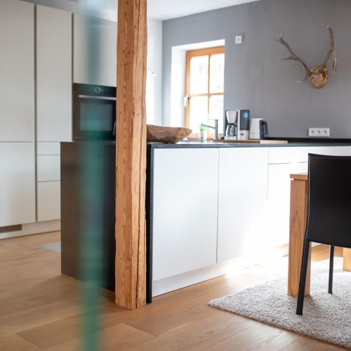 Essbereich mit offener Küche in Ferienwohnung in Garmisch-Partenkirchen