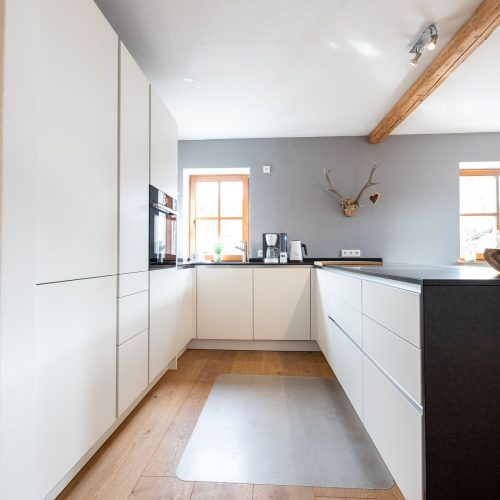 Küche mit Geweih in Ferienwohnung in Garmisch-Partenkirchen