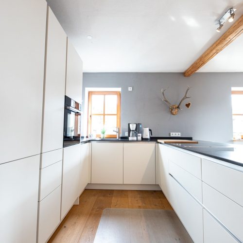 Weiße moderne Küche in Ferienwohnung in Garmisch-Partenkirchen