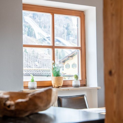 Essbereich mit Ausblick auf die Ski-Schanze in Ferienwohnung in Garmisch-Partenkirchen