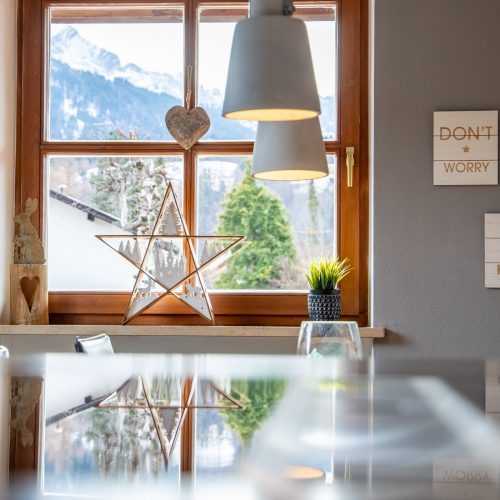 Essbereich mit Fenster Dekoration in Ferienwohnung in Garmisch-Partenkirchen