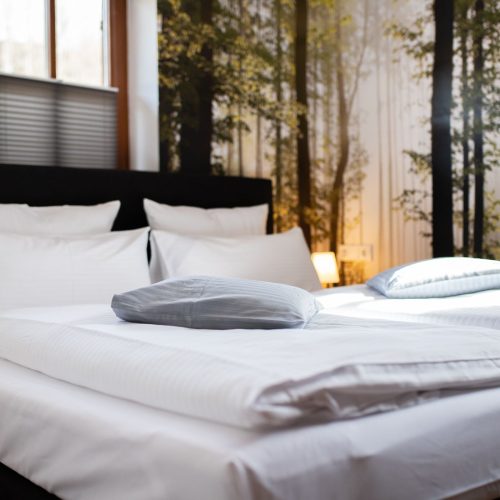 Schlafzimmer mit Fenster in Ferienwohnung in Garmisch-Partenkirchen