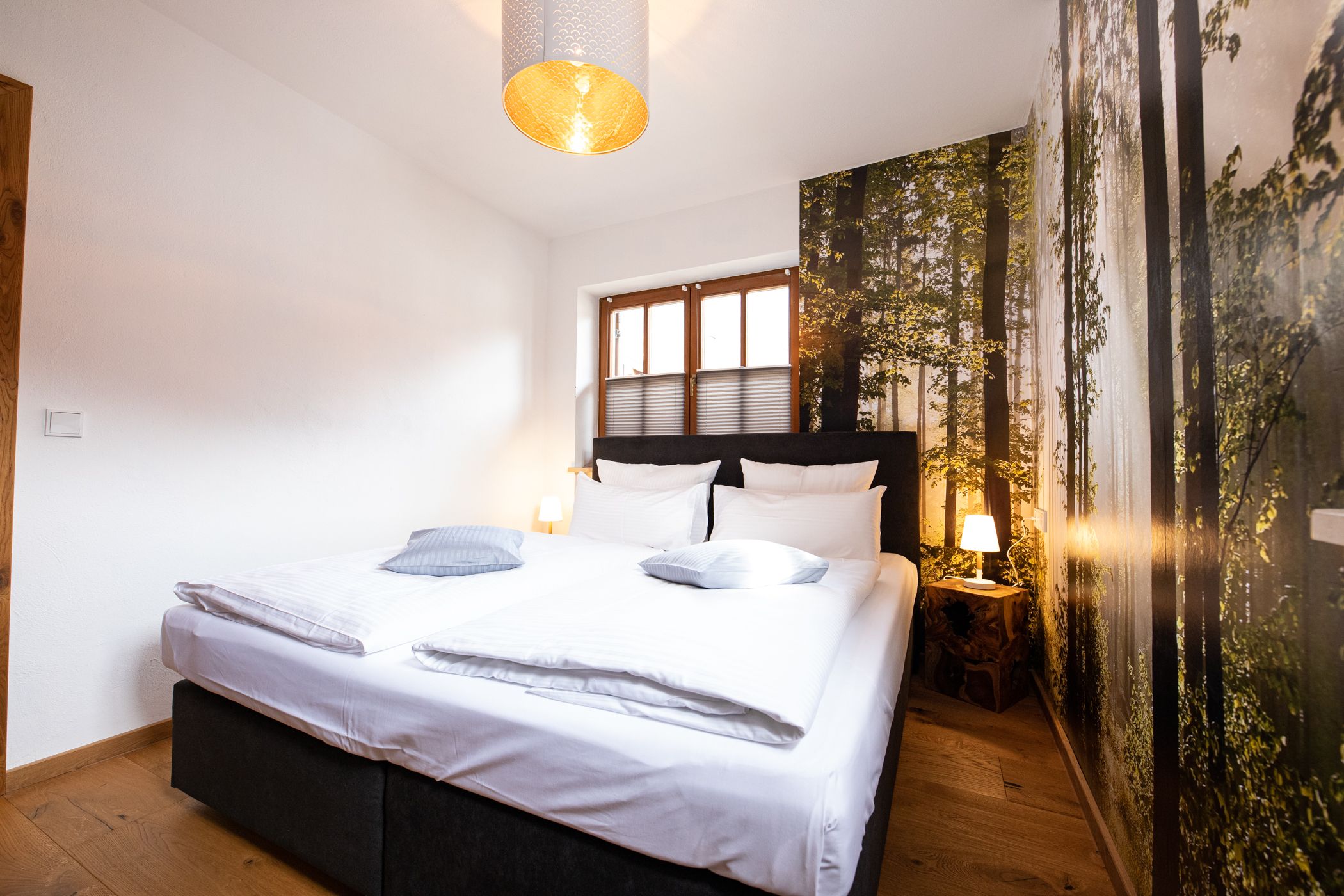 Schlafzimmer mit einer Wald Tapete in Ferienwohnung in Garmisch-Partenkirchen