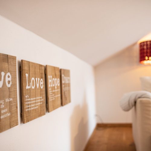 Wohnbereich mit aufgehängten Bildern in Ferienwohnung in Garmisch-Partenkirchen