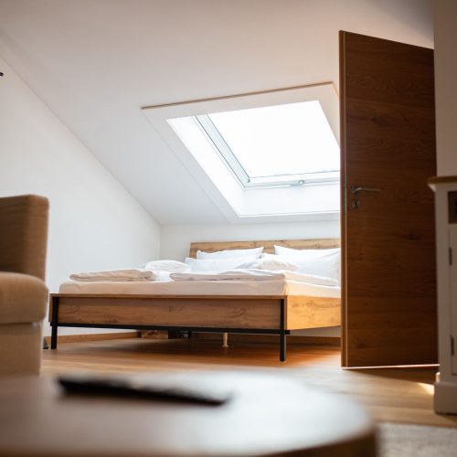 Schlafbereich in Holz tönen in Ferienwohnung in Garmisch-Partenkirchen