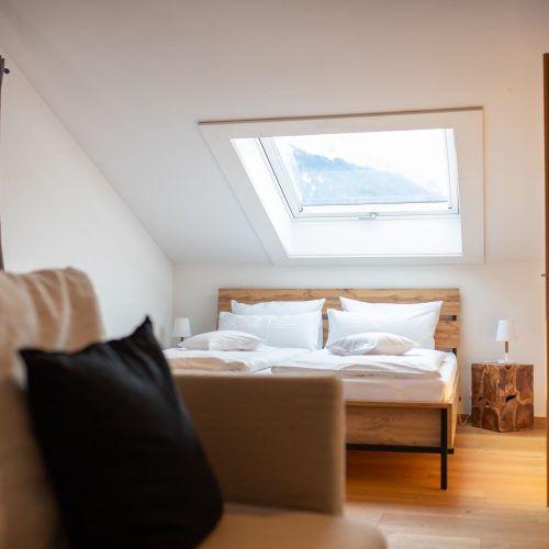 Schlafzimmer mit einer grauen Gardine in Ferienwohnung in Garmisch-Partenkirchen