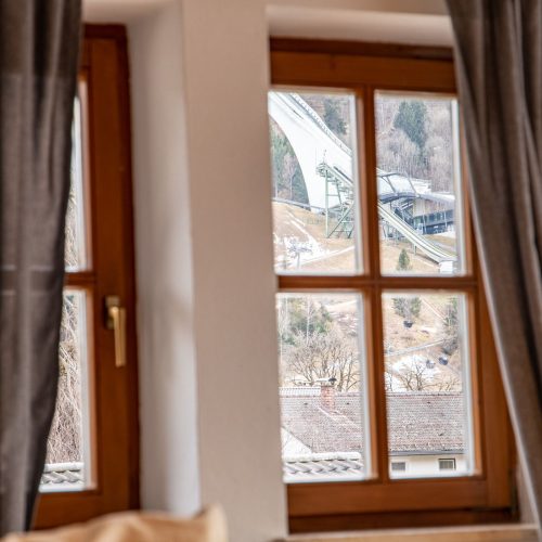 Fenster mit Blick auf die Ski-Schanze in Ferienwohnung in Garmisch-Partenkirchen