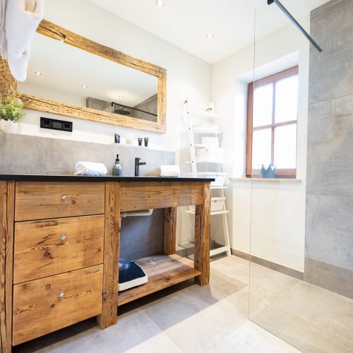 Badezimmer mit offener Dusche in Ferienwohnung in Garmisch-Partenkirchen