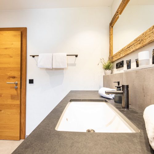 Badezimmer mit Ablege-Plätzen und Handtüchern in Ferienwohnung in Garmisch-Partenkirchen