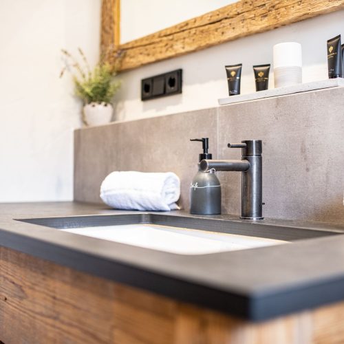 Waschbecken in einer grauen Stein-Optik in Ferienwohnung in Garmisch-Partenkirchen