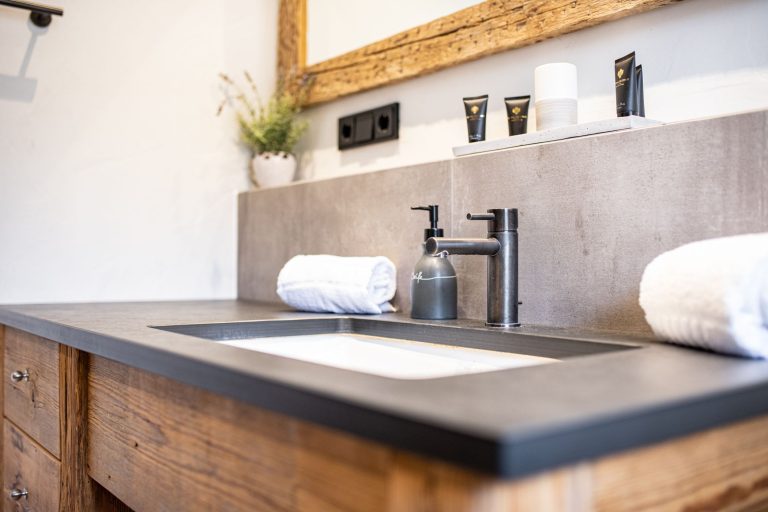 Waschbecken in einer grauen Stein-Optik in Ferienwohnung in Garmisch-Partenkirchen