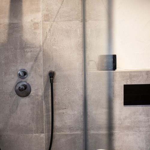 Dusche in einer grauen Stein-Optik in Ferienwohnung in Garmisch-Partenkirchen