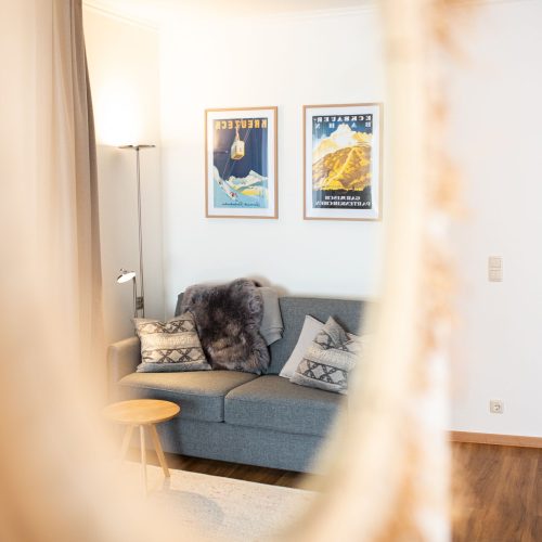 Spiegel und Sofa in Ferienwohnung in Garmisch-Patenkirchen