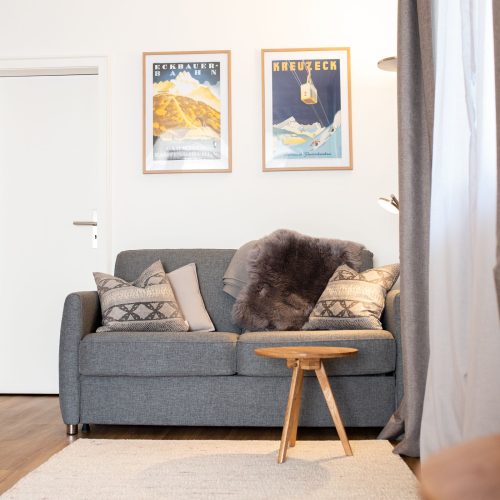 Kleines Sofa mit weichen Kissen in Ferienwohnung in Garmisch-Patenkirchen