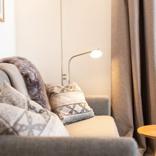 Sofa mit Leselicht in Ferienwohnung in Garmisch-Patenkirchen