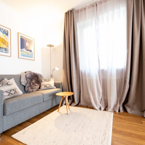 Sofa unter zwei Bildern in Ferienwohnung in Garmisch-Patenkirchen