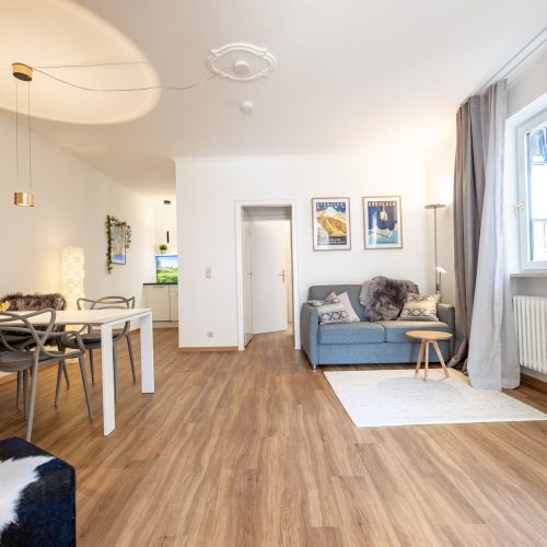 Zweier-Sofa und Esstisch für vier Personen in Ferienwohnung in Garmisch-Patenkirchen