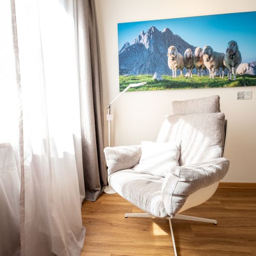 Sessel mit Stehlampe in Ferienwohnung in Garmisch-Patenkirchen