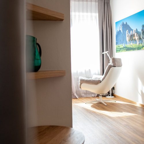 Sessel und Leselampe unter Wandbild in Ferienwohnung in Garmisch-Patenkirchen